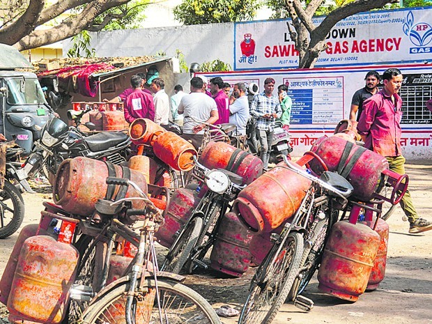 55 సిలిండర్లు స్వాధీనం.. 19 మందిపై కేసులు