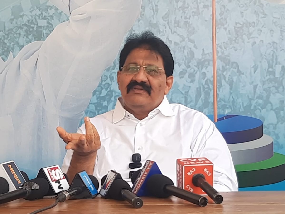 షర్మిలపై మాజీ ఎమ్మెల్యే ఫైర్