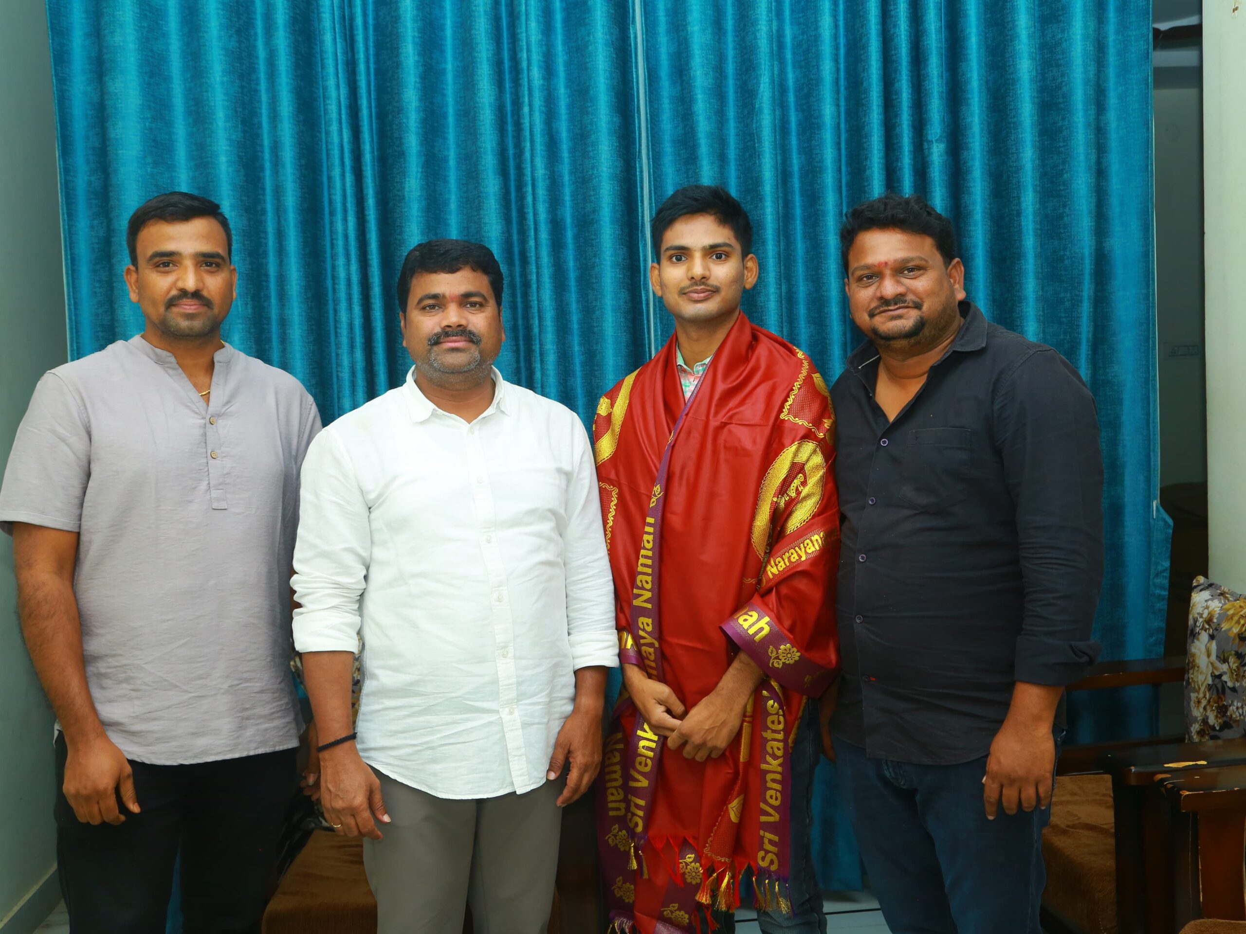 గ్రూప్-1 అధికారిగా ఎంపికైన శివకుమార్‌కు ఎమ్మెల్యే సత్కారం