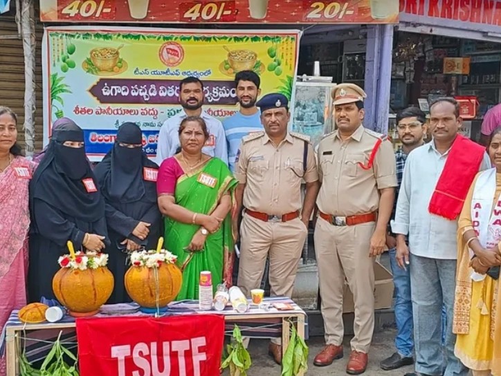 ఉగాది పచ్చడి పంపిణీ చేసి డీఎస్పీ