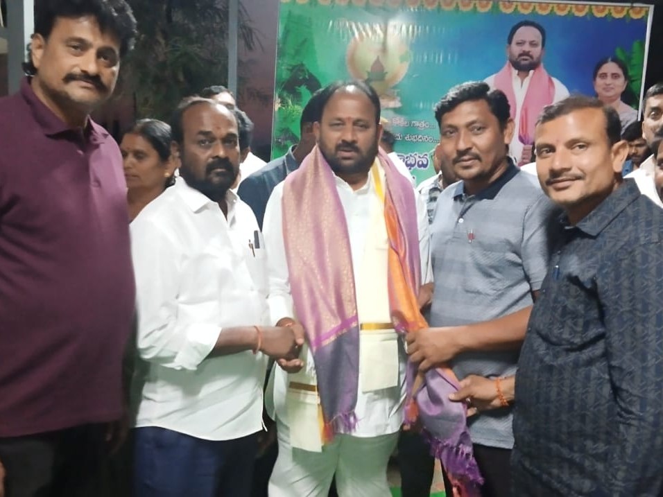 ఎమ్మెల్యేను కలిసిన మండల కాంగ్రెస్ నాయకులు