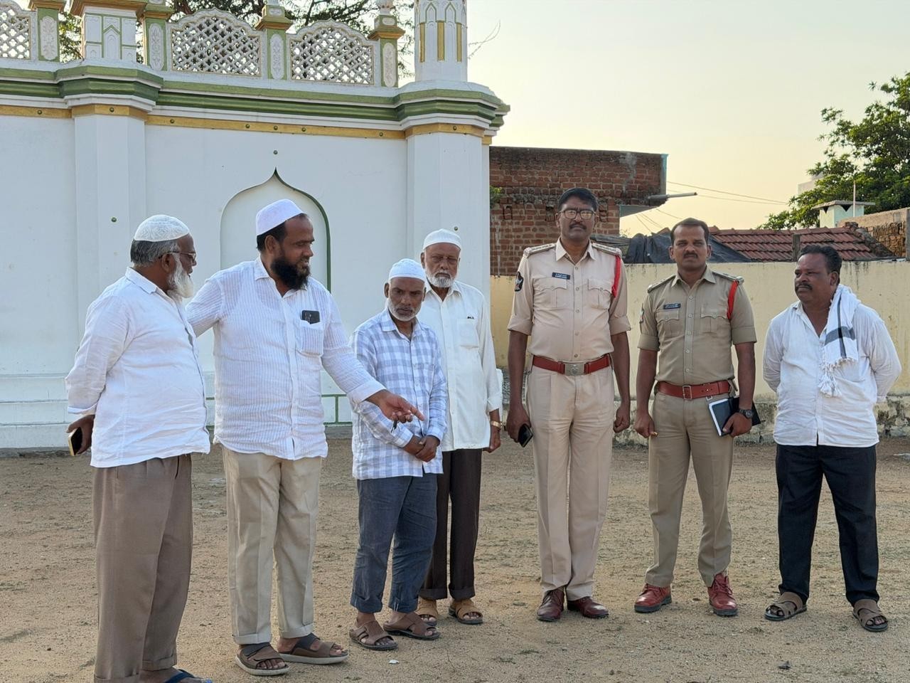 ఈద్గా  మైదానాన్ని పరిశీలించిన సిఐ సుబ్బరాయుడు