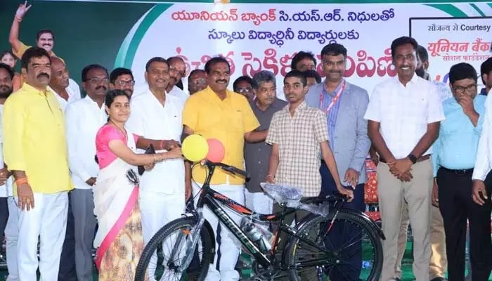 సైకిళ్లు పంపిణీ చేసిన మంత్రి నిమ్మల