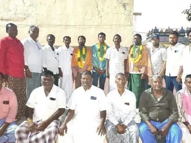 గోపాలపురంలో ట్రాక్టర్ రివర్స్ పోటీలు