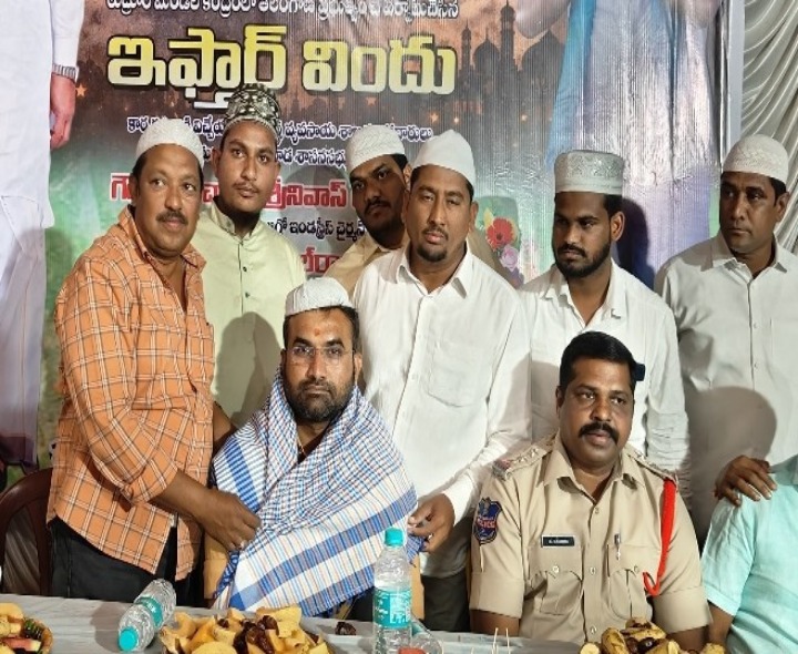 ఇఫ్తార్ విందుకు హాజరైన మాజీ డీసీసీబీ ఛైర్మన్