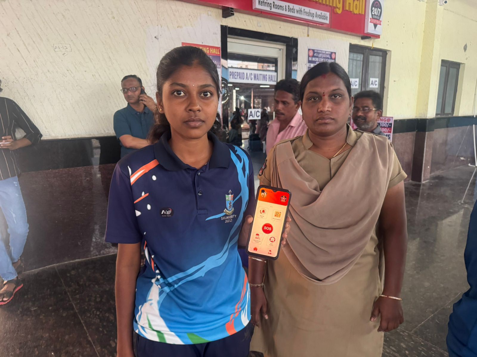 రైల్వే స్టేషన్‌లో మహిళల భద్రతపై అవగాహన