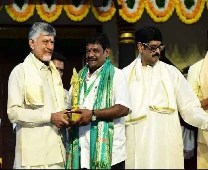 ఉగాది పురస్కారం అందుకున్న స్నేక్ క్యాచర్