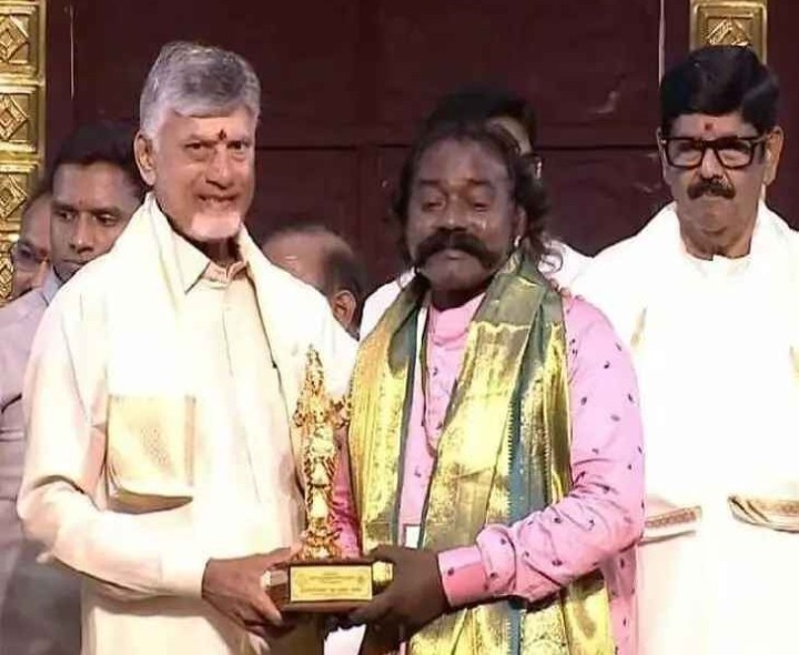 ఉగాది పురస్కారం అందుకున్న జిల్లా కళాకారుడు
