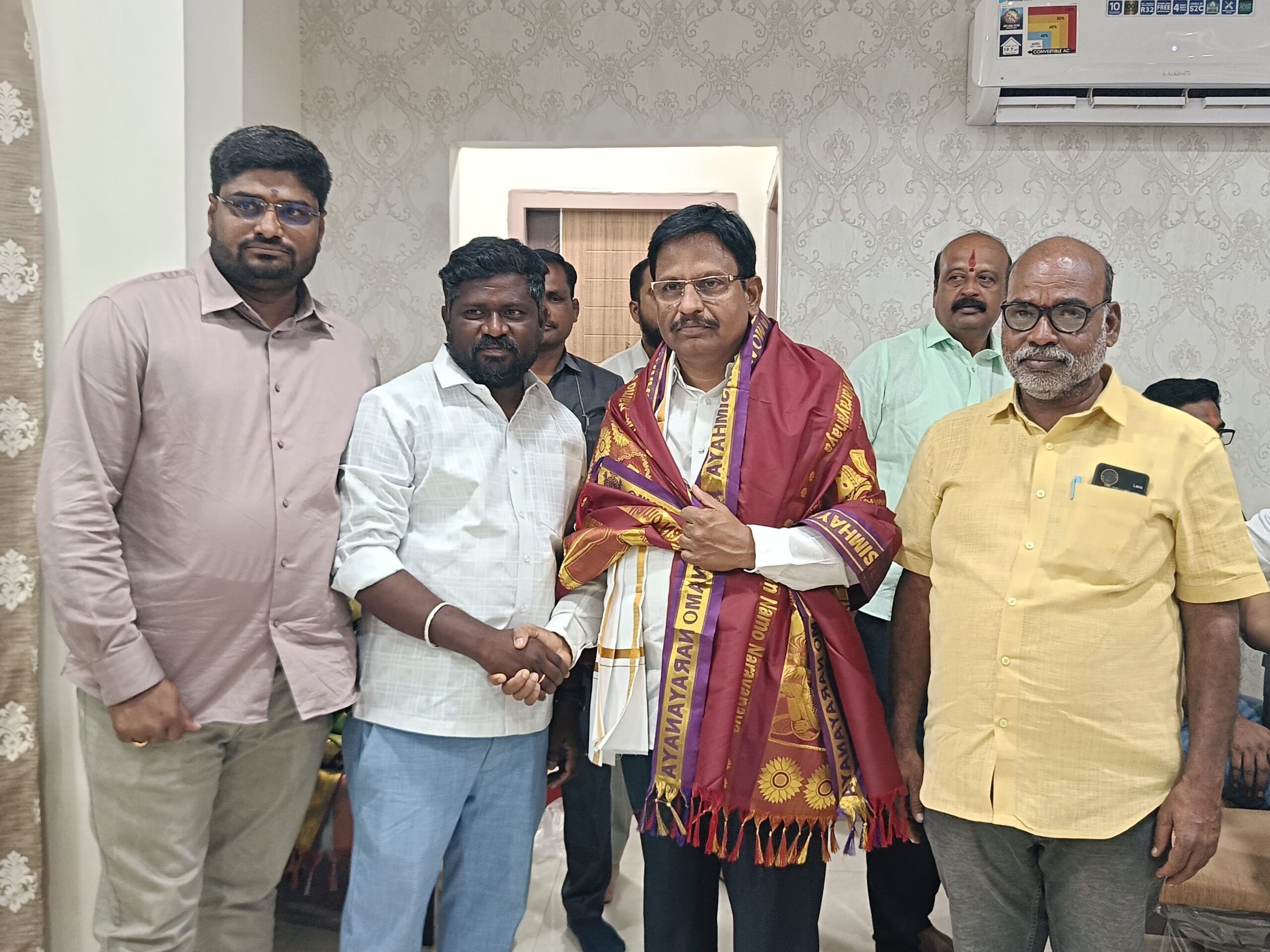 ఎమ్మెల్యే శ్రీనివాస రెడ్డికి శుభాకాంక్షల వెల్లువ