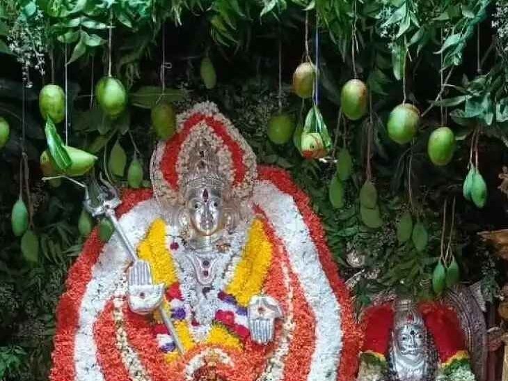 మాంచాలమ్మ దేవికి మామిడికాయల అలంకారం