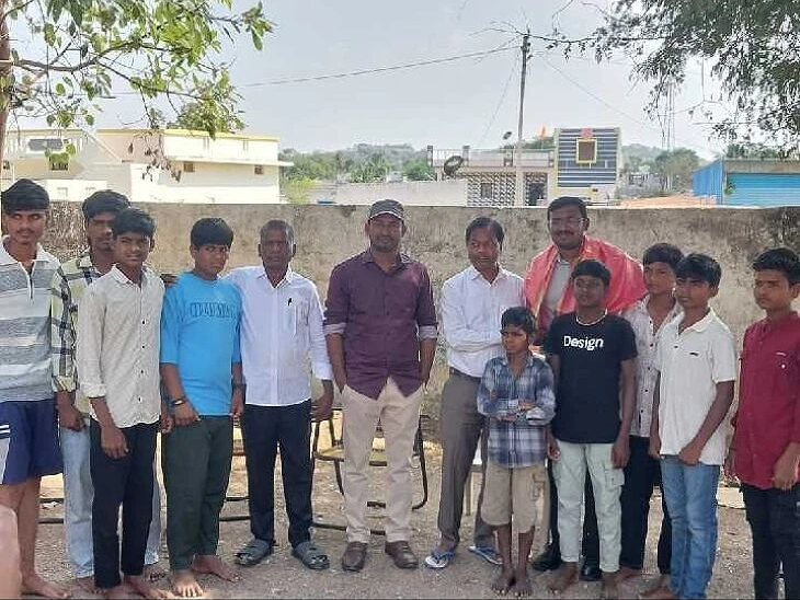 ట్రైనీ కలెక్టర్ రవితేజకు సన్మానం