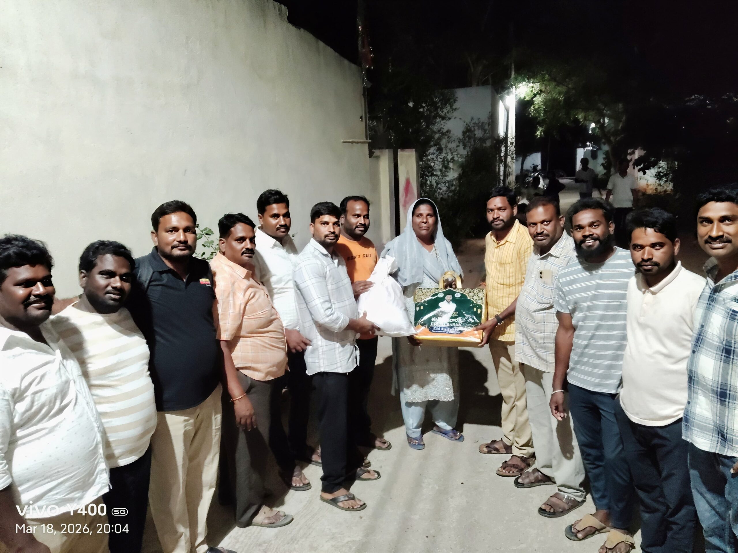 రంజాన్ కానుకగా పేదలకు బియ్యం, కిరాణా సరుకులు పంపిణీ