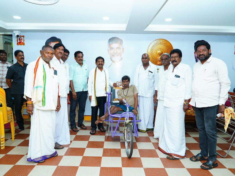 దావూగూడూరు దివ్యాంగునికి మూడు చక్రాల వాహనం