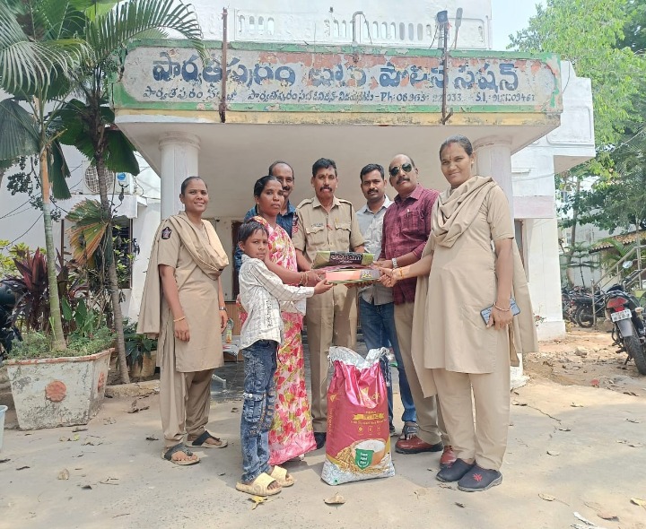 మానవత్వం చాటుకున్న హెడ్ కానిస్టేబుల్