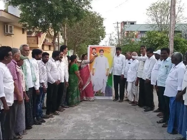 డిప్యూటీ సీఎం చిత్రపటానికి పాలాభిషేకం