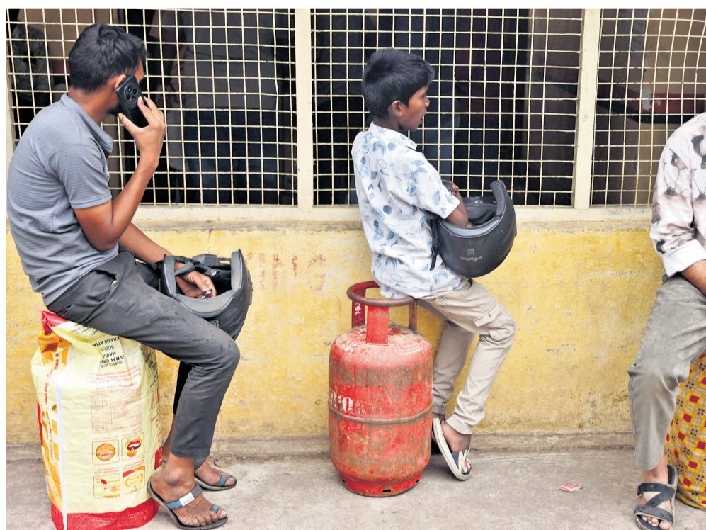 నల్లకుంటలో గ్యాస్ ఏజెన్సీ ఎదుట ఖాళీ సిలిండర్లతో క్యూ