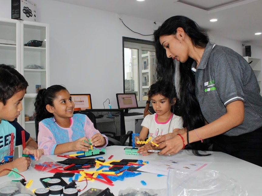 పిల్లలకు రోబోటిక్స్ పై అవగాహన