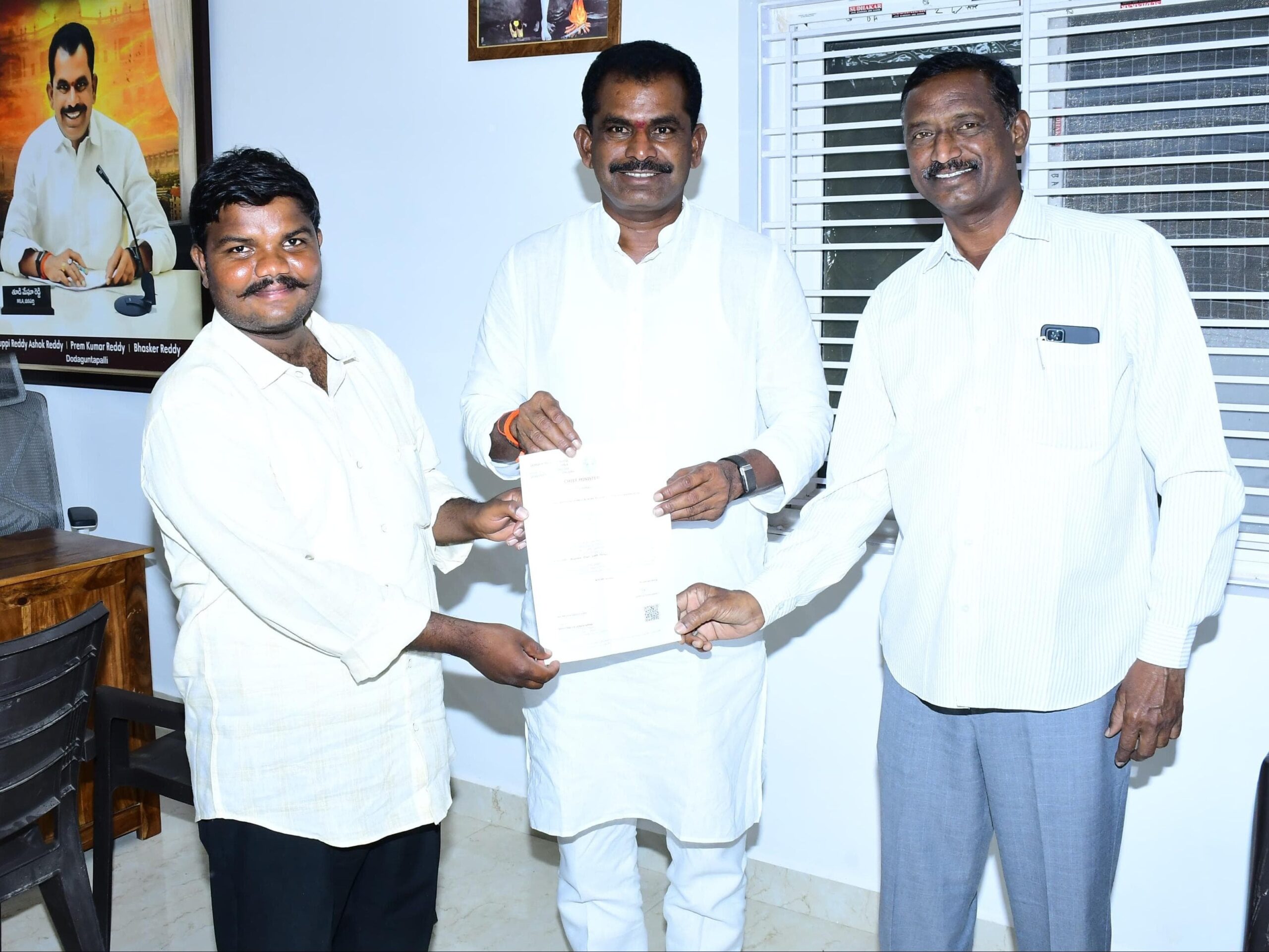 బాధిత కుటుంబాలకు LOCలు అందజేసిన ఎమ్మెల్యే