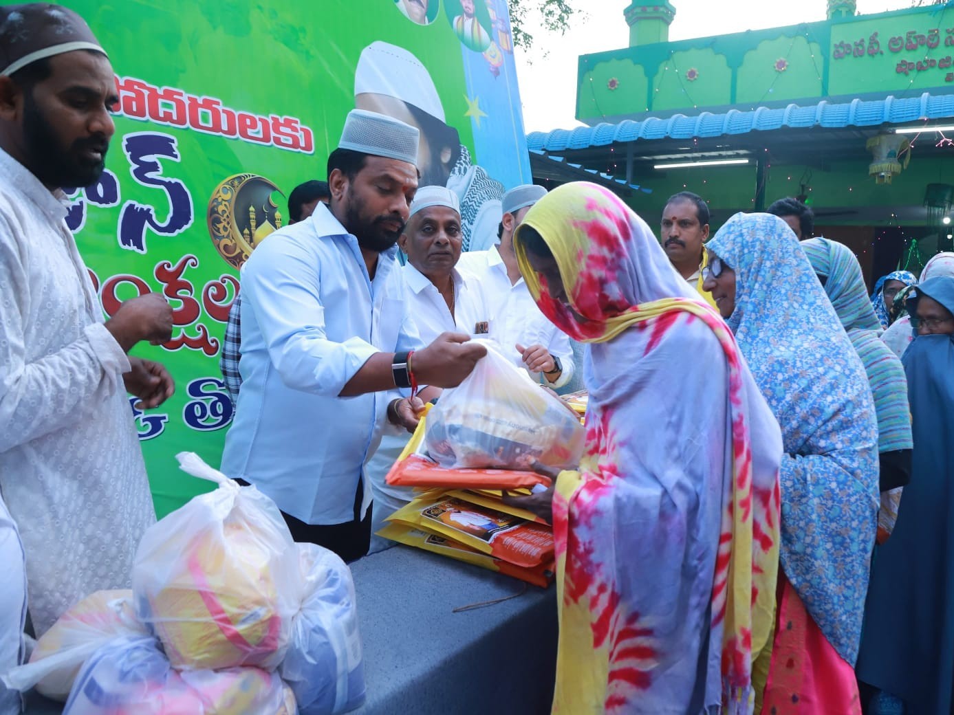 రంజాన్ తోఫా పంపిణిలో పాల్గొన్న మంత్రి