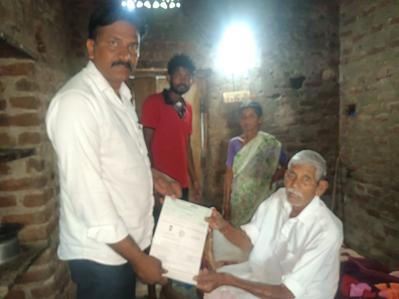 సీఎం సహాయనిది చెక్కును అందజేసిన సర్పంచ్