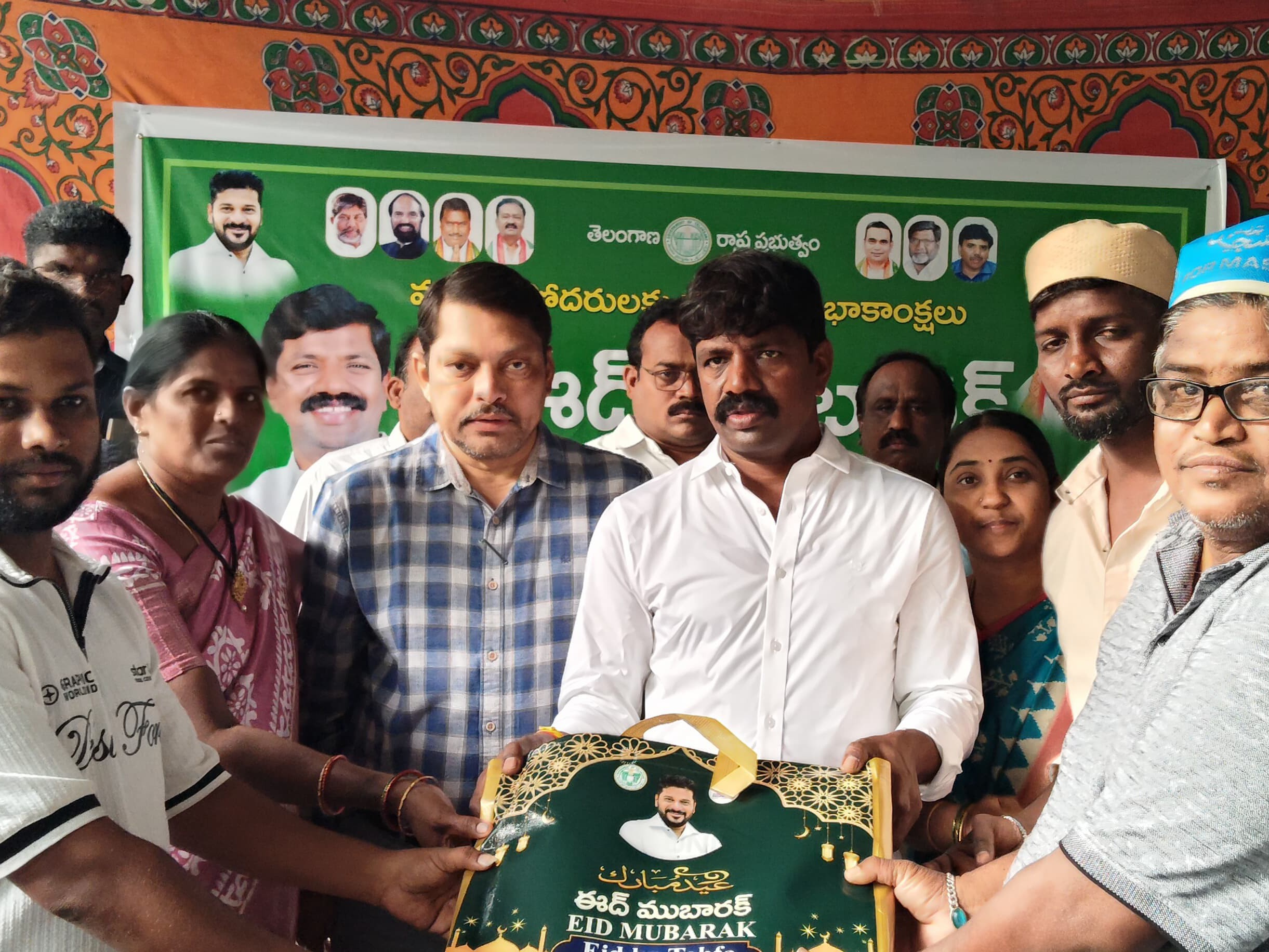 ముస్లిం సోదరులకు తోఫా పంపిణీ