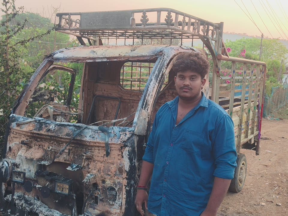 టాటా మ్యాజిక్ వాహనాన్ని తగులబెట్టిన దుండగులు