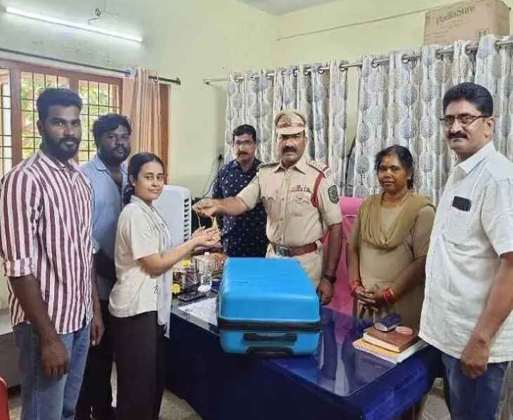 ఆటోలో మరిచిపోయిన వస్తువులు అప్పగింత