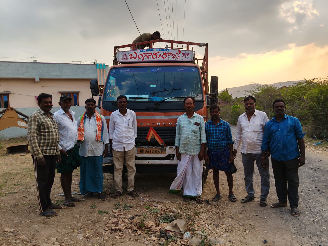 మొక్కజొన్న రైతులను మోసం చేసిన ఆర్గనైజర్లు