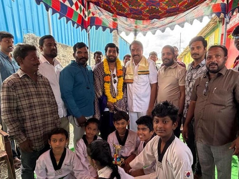 కరాటే మాస్టర్‌ను అభినందించిన ఎమ్మెల్యే