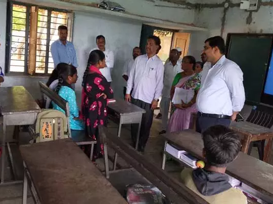 పాఠశాలలో జిల్లా పర్యవేక్షణ ప్యానెల్ బృందం తనిఖీ