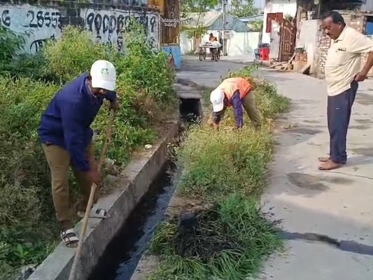 పరిసరాల పరిశుభ్రత ప్రతి ఒక్కరి బాధ్యత: కార్పొరేటర్