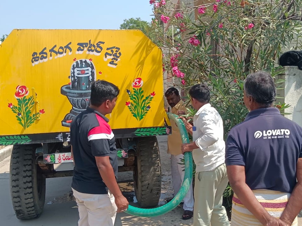 ట్యాంకర్ల ద్వారా నీటి సరఫరా చేస్తున్న కౌన్సిలర్లు