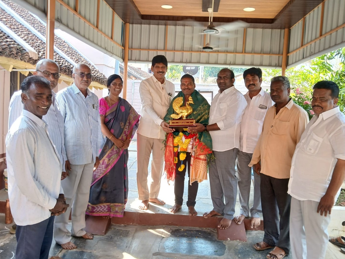 హంస అవార్డు గ్రహీతకు ప్రముఖుల సత్కారం