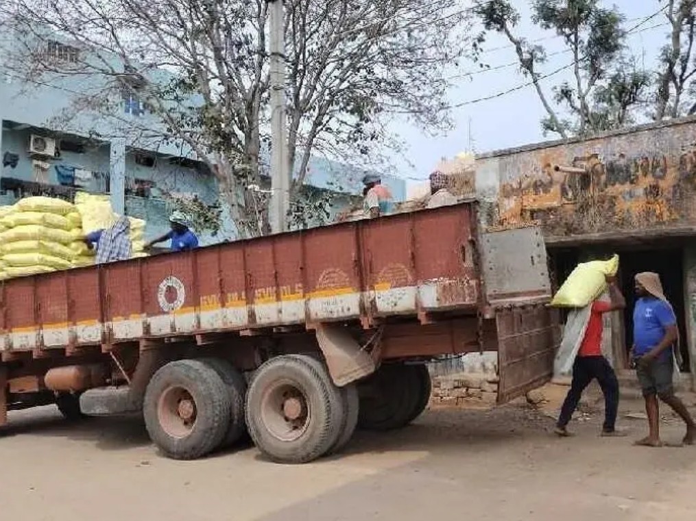 అందుబాటులో 300 యూరియా బ్యాగులు