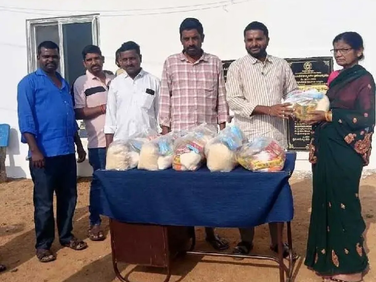 ముస్లింలకు రంజాన్ తోఫా అందజేత