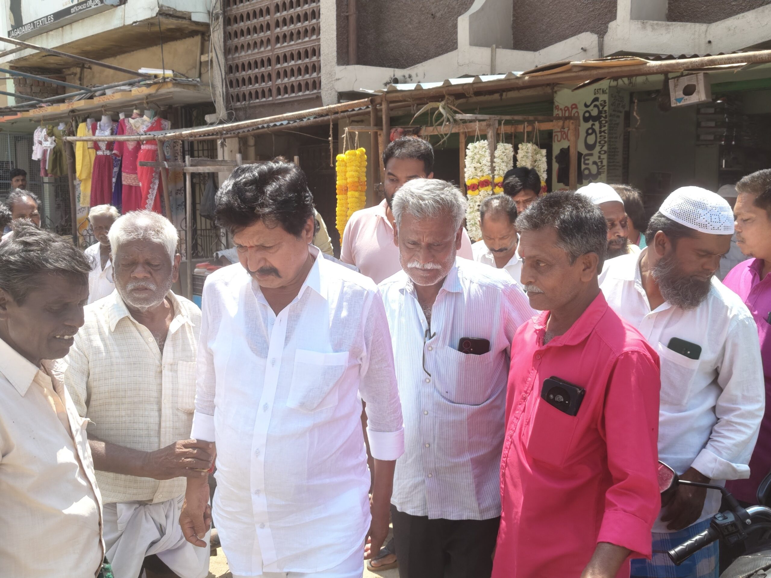 మైనార్టీ నాయకులను కలుసుకున్న ఎమ్మెల్యే