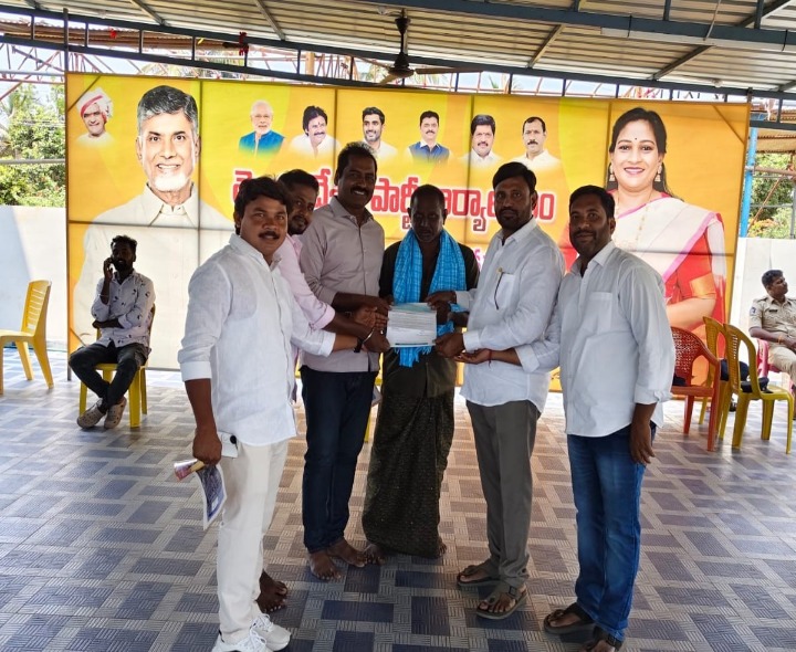 సీఎం సహాయనిది చెక్కు అందజేత