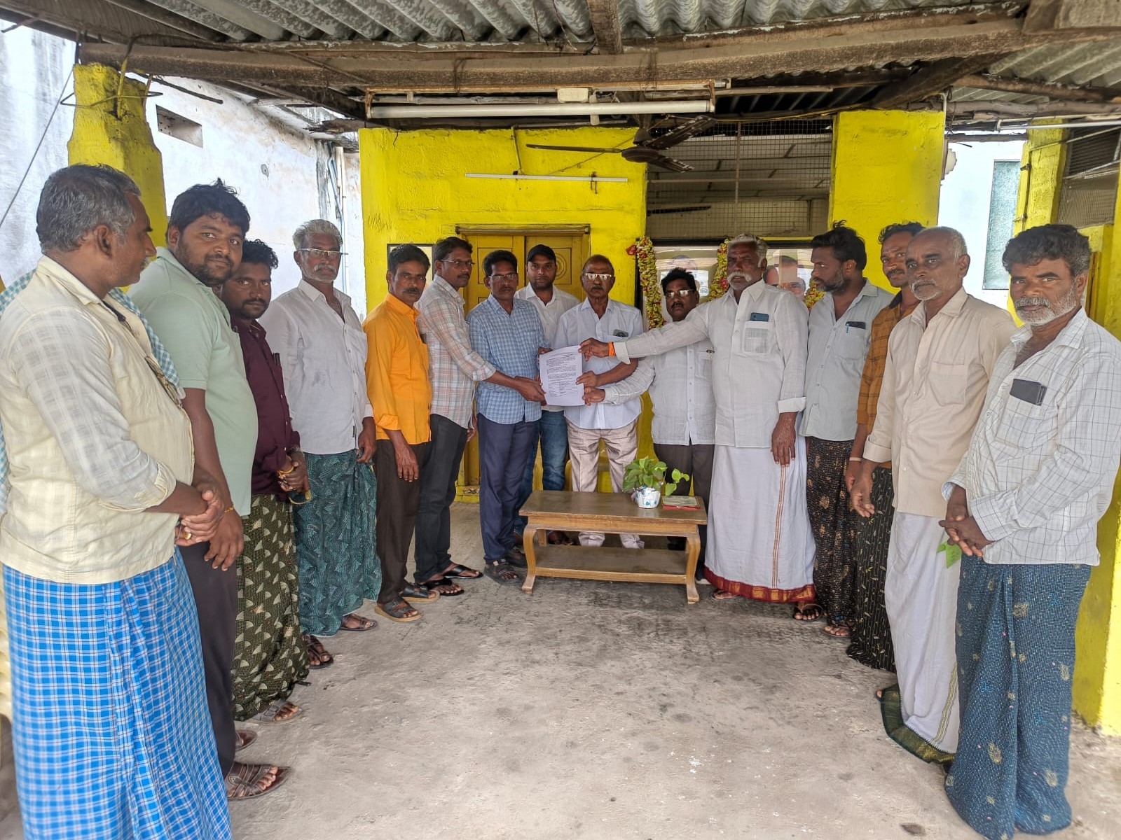 విద్యుత్ షాక్ బాధితులకు రూ.10 లక్షల సాయం