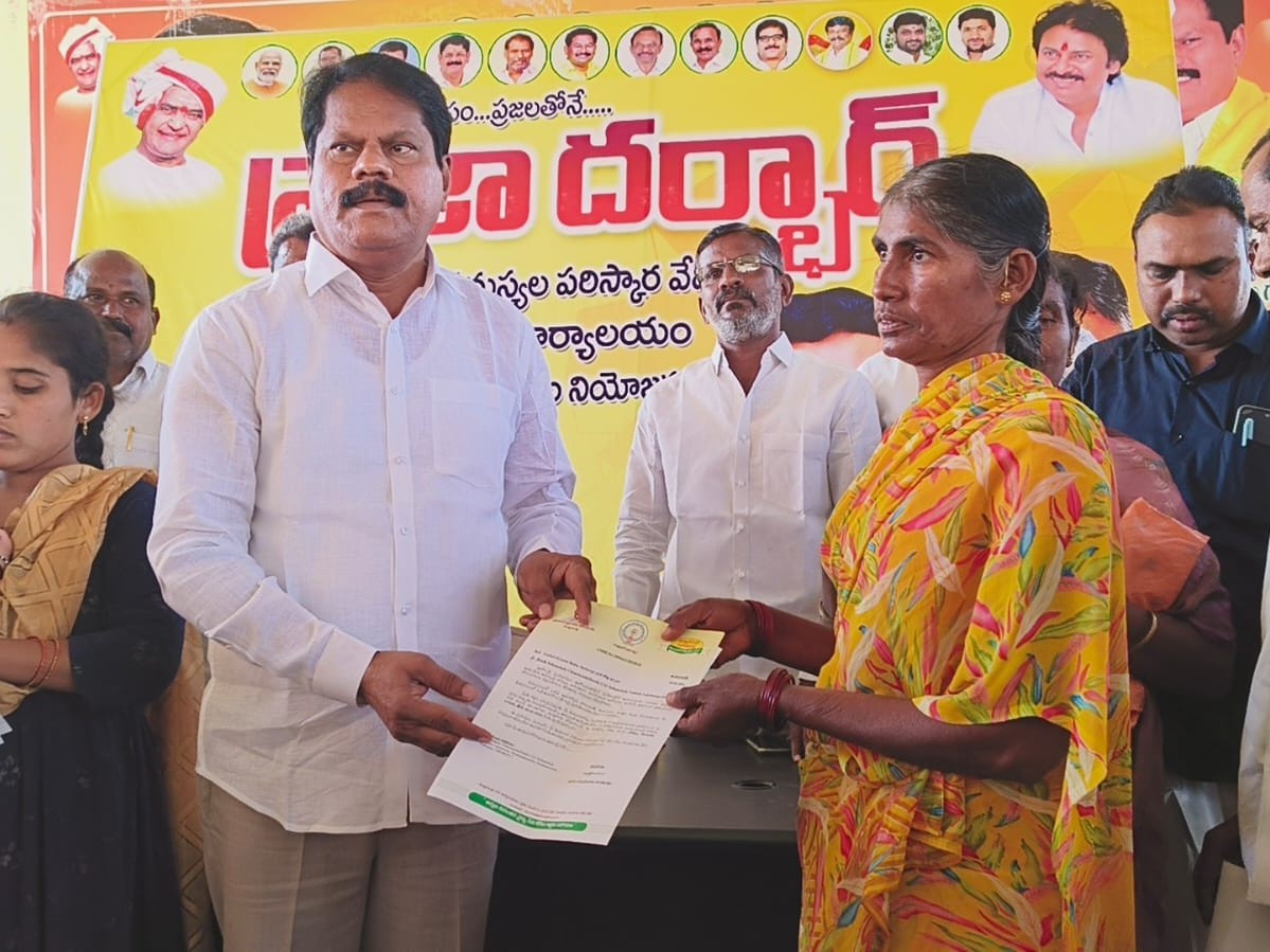 CM సహాయ నిధితో 18 మందికి రూ.11.90 లక్షల చెక్కులు