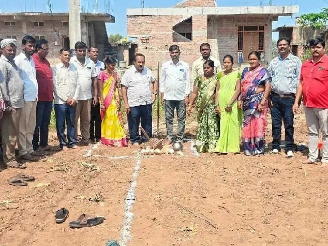 మహిళా సంఘ భవనానికి భూమిపూజ