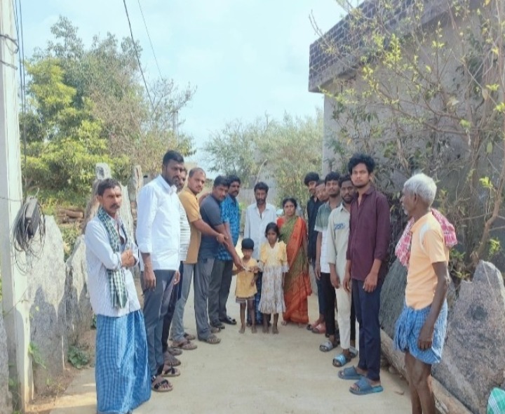 మృతిడి కుటుంబానికి గ్రామస్తుల ఆర్థిక సహాయం