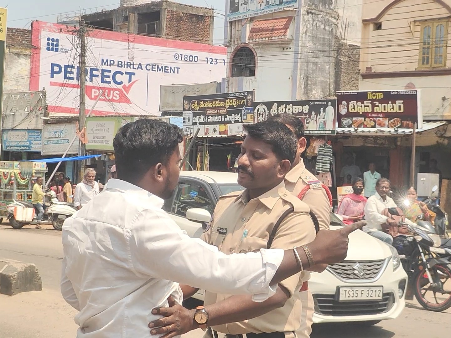 ఏబీవీపీ నిరసన అడ్డుగింత పోలీసులతో వాగ్వాదం.