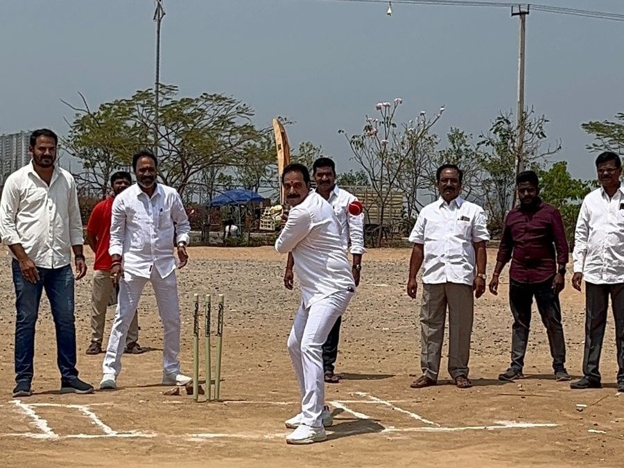 క్రికెట్ టోర్నమెంట్ ప్రారంభించిన టీపీసీసీ ప్రధాన కార్యదర్శి