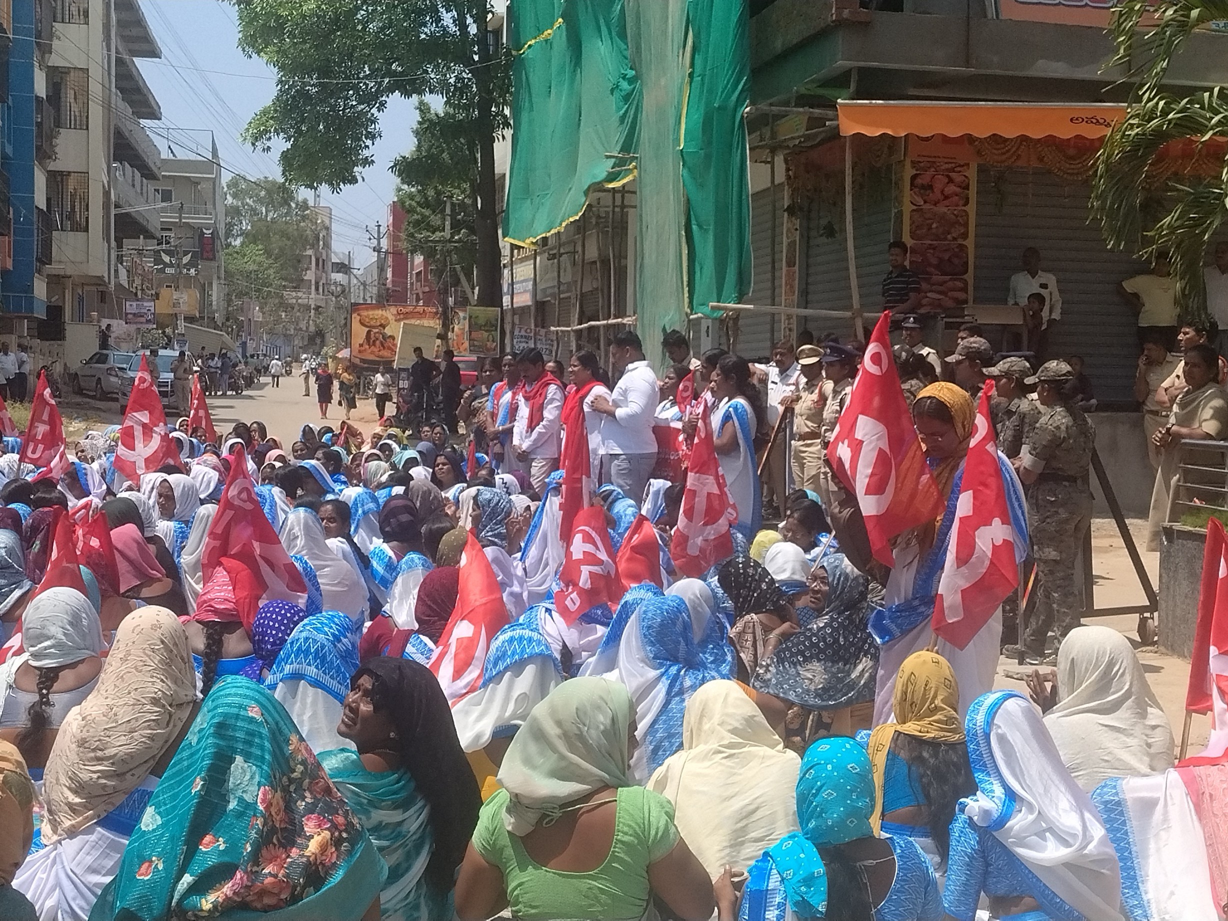 మంత్రి నివాసం ముందు ఆశా వర్కర్ల ధర్నా