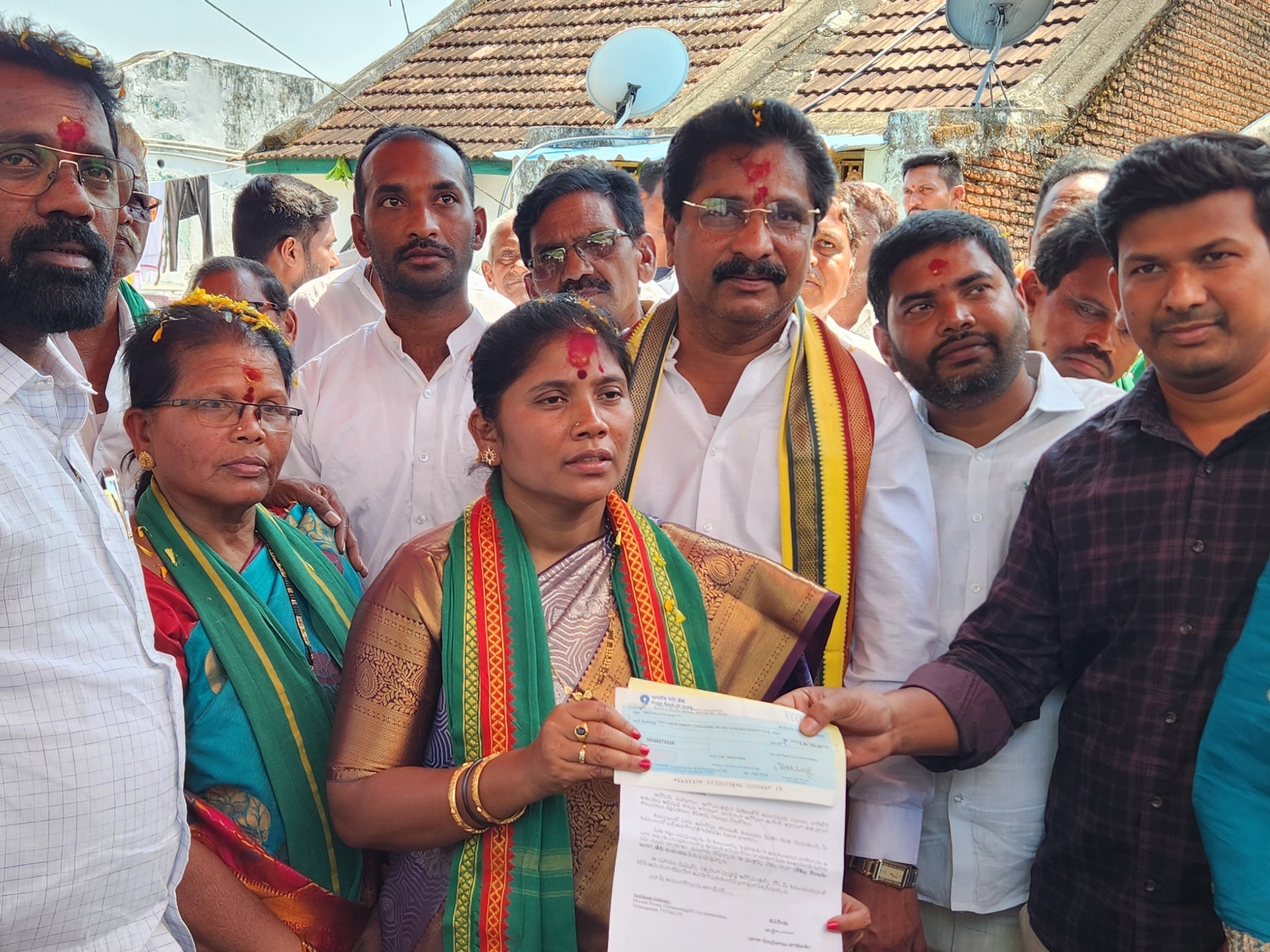 సీఎం రిలీఫ్ ఫండ్ చెక్కును అందజేసిన ఎమ్మెల్యే