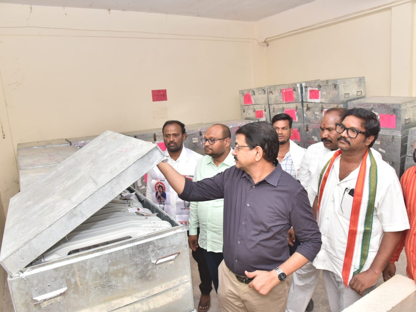 ఈవీఎం గోదాముల తనిఖీ