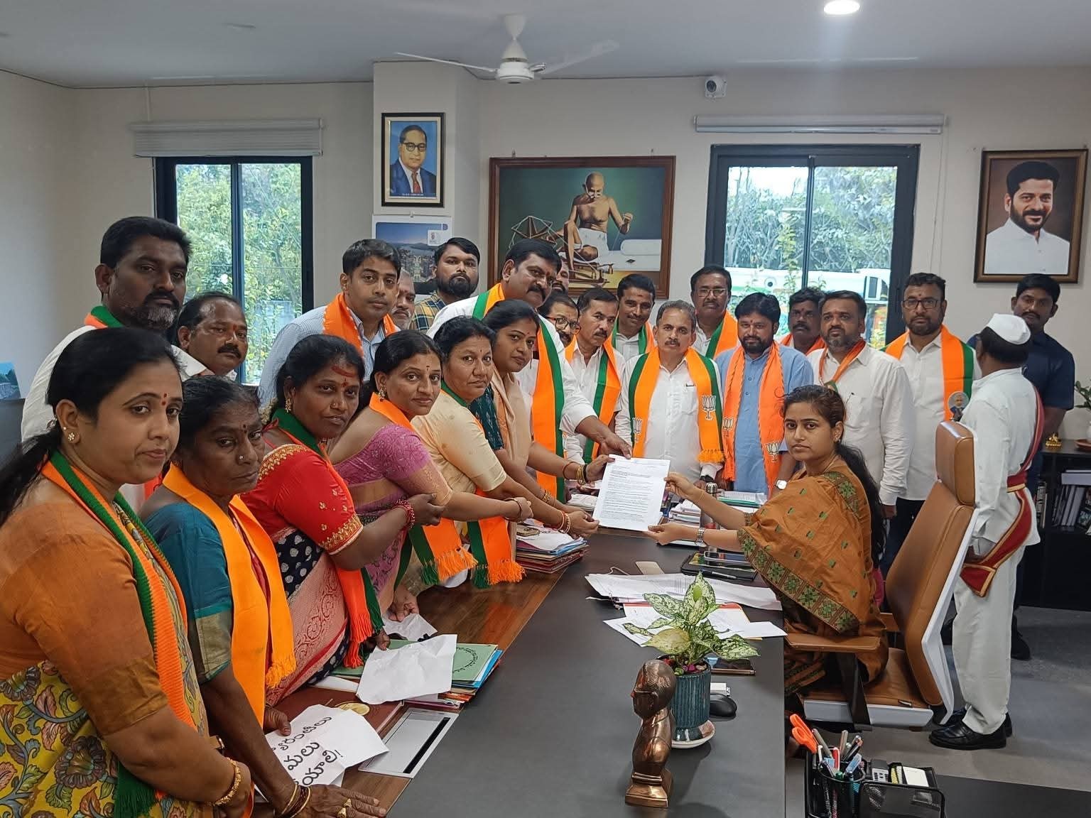 కలెక్టర్‌కు వినతిపత్రం అందజేసిన నేతలు