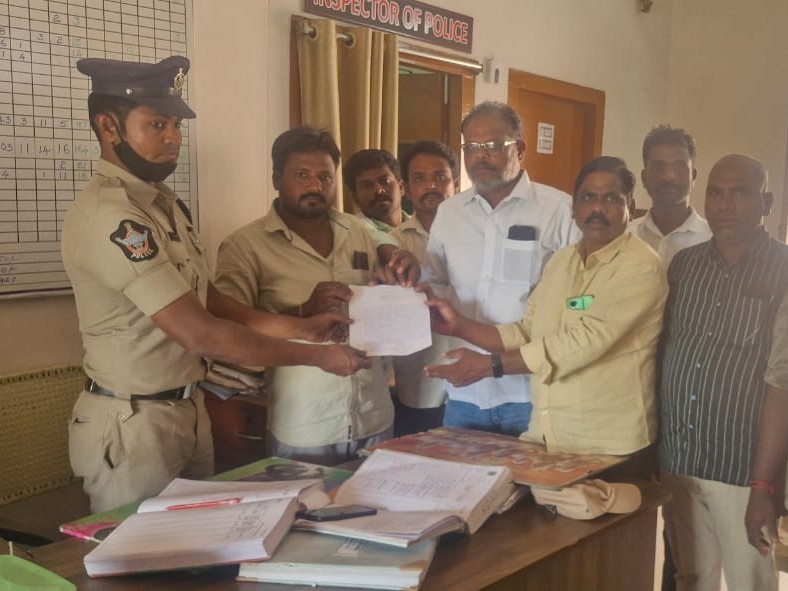 ‘కాంట్రాక్టర్లపై చర్యలు తీసుకోవాలి’