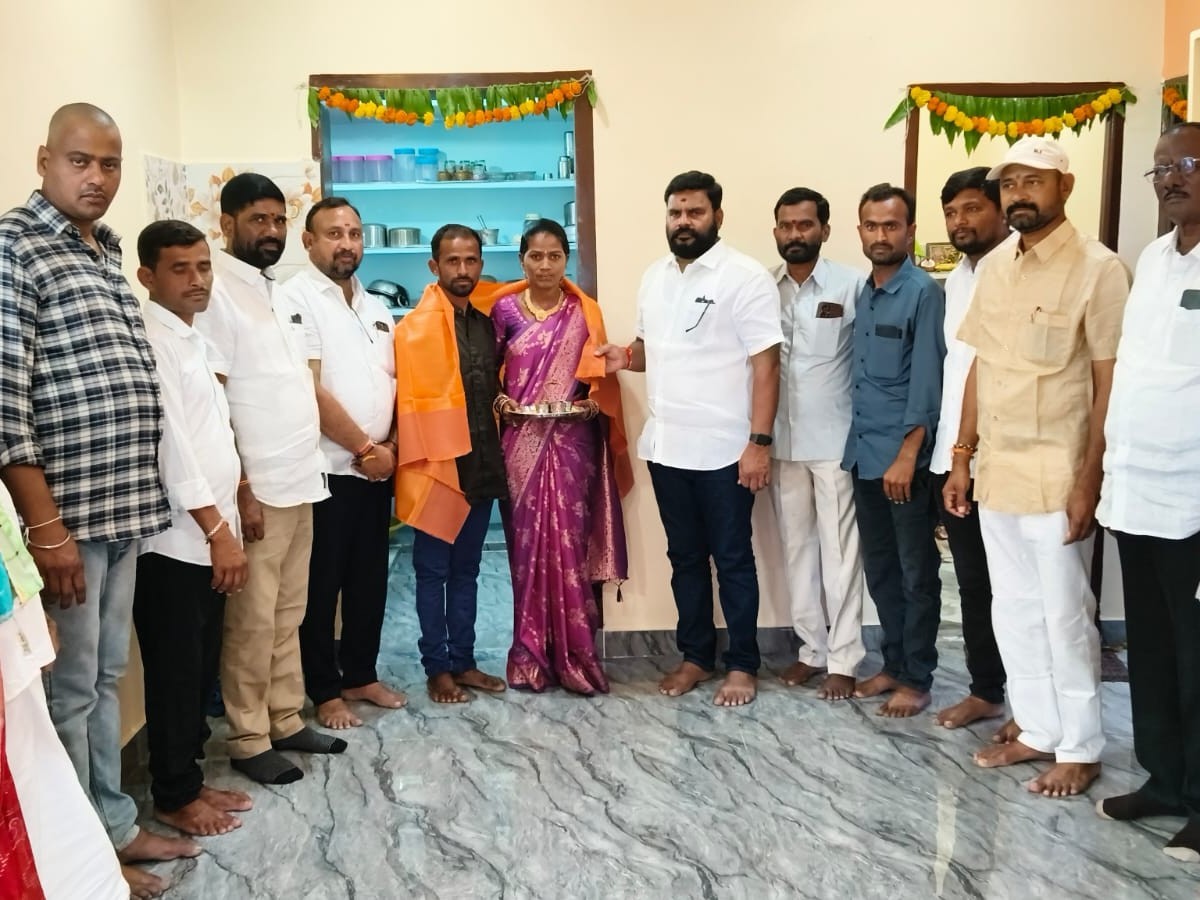 ఇందిరమ్మ గృహప్రవేశానికి హాజరైన TPCC సభ్యుడు