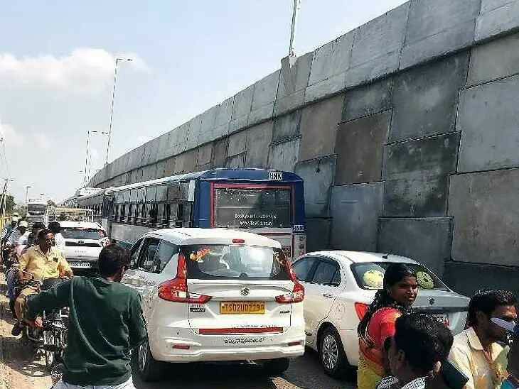 ఆ ప్రాంతంలో భారీ ట్రాఫిక్ జామ్..